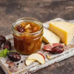 Dattel-Chutney in einem Glas – fruchtig-würzige Sauce als Dip oder Beilage.